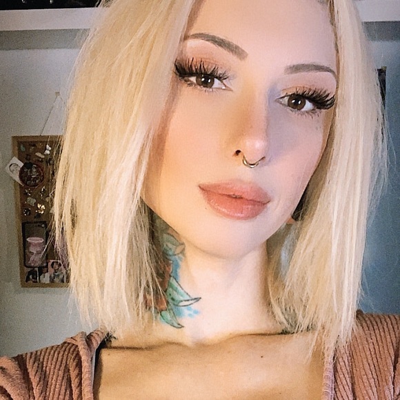 Meet your Posher, Jenn - Picture 3 of 3